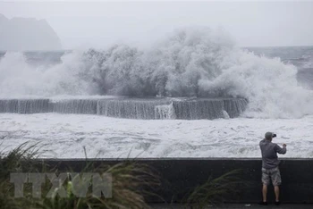 Sóng lớn xô bờ khi bão Haikui đổ bộ vào Đài Loan, Trung Quốc. (Ảnh: AFP/TTXVN)