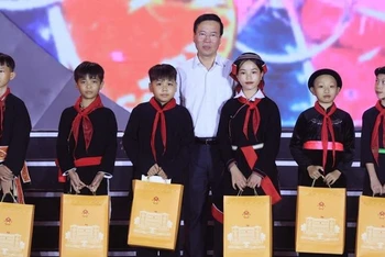 Tại Lễ hội, Chủ tịch nước Võ Văn Thưởng cùng các đồng chí lãnh đạo Đảng, Nhà nước, nguyên lãnh đạo Đảng, Nhà nước đã trao quà tặng các đội viên, thiếu niên tiêu biểu tỉnh Tuyên Quang. (ẢNH: TTXVN)