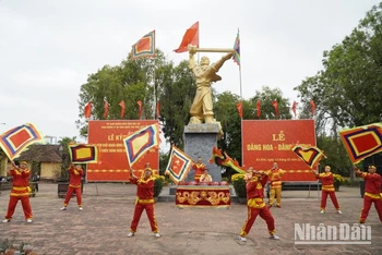 Màn trống trận Tây Sơn do đội nhạc vũ thuộc Bảo tàng Quang Trung (tỉnh Bình Định) biểu diễn. (ẢNH: ĐỨC THỤY)