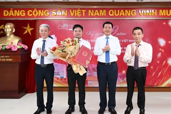 Bộ trưởng Công Thương Nguyễn Hồng Diên trao quyết định công nhận Ngày truyền thống của Báo Công Thương cho tập thể lãnh đạo Báo