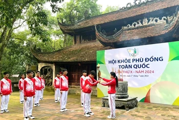 Bà Trần Thị Hoàng Mai, Giám đốc Sở Văn hoá và Thể thao thành phố Hải Phòng trao ngọn lửa thiêng cho đoàn vận động viên rước lửa. Ảnh: baotintuc.vn