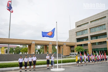 Lễ thượng cờ ASEAN tại trụ sở Bộ Ngoại giao Thái Lan. (Ảnh: ĐINH TRƯỜNG)