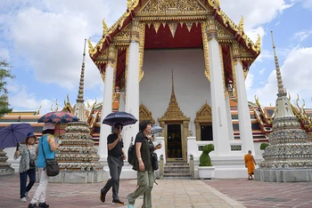 Du khách tham quan Wat Pho, một trong những chùa lớn nhất ở Bangkok của Thái Lan. (Ảnh: ĐINH TRƯỜNG)