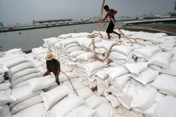  Tàu chở gạo trên sông Chao Phraya ở Bangkok, Thái Lan. (Ảnh: REUTERS)
