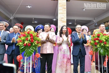 Thứ trưởng Ngoại giao Lê Thị Thu Hằng và các đại biểu tại lễ khánh thành trụ sở Hội người Việt Nam tỉnh Udon Thani, Thái Lan. (Ảnh: ĐINH TRƯỜNG)
