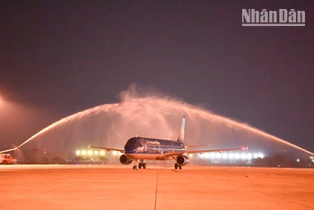 Nghi lễ phun nước chào mừng đường bay Đà Nẵng-Don Mueang (Thái Lan) của Vietnam Airlines. (Ảnh: ĐINH TRƯỜNG)