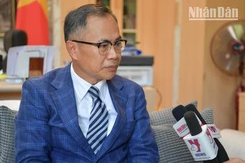 Đại sứ Việt Nam tại Thái Lan Phan Chí Thành trả lời phỏng vấn báo chí. 