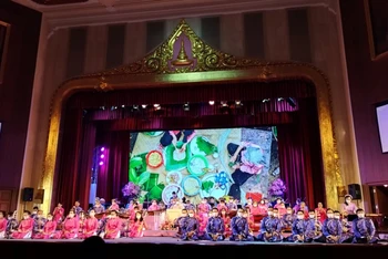 Dàn nhạc biểu diễn tác phẩm "Việt Nam an lòng". (Ảnh: Đại sứ quán Việt Nam tại Thái Lan)