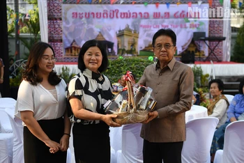 Đại biện lâm thời Bùi Thị Huệ trao lẵng quà chúc Tết cổ truyền Bunpimay tặng Đại sứ Lào Khamphan Anlavan, chiều 6/4. Ảnh: XUÂN SƠN