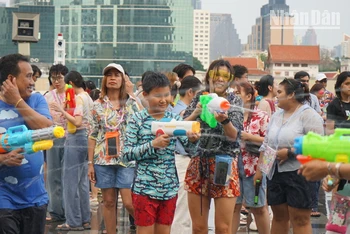 Người dân Thái Lan và du khách tham gia hoạt động té nước trong Tết Songkran. (Ảnh: ĐINH TRƯỜNG)