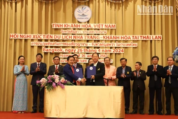 Hiệp hội Du lịch Nha Trang ký kết Biên bản hợp tác phát triển du lịch với các Hiệp hội Du lịch Thái Lan. (Ảnh: ĐINH TRƯỜNG)