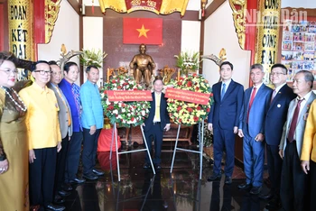 Các đại biểu dâng hoa tại Khu tưởng niệm Chủ tịch Hồ Chí Minh ở tỉnh Nakhon Phanom, Thái Lan. (Ảnh: XUÂN SƠN)