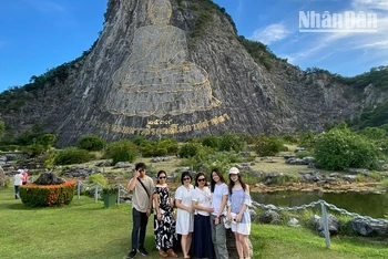 Một nhóm du khách Việt Nam tại Núi Phật vàng Khao Chee Chan, một địa điểm du lịch của Thái Lan tháng 6/2024. (Ảnh: XUÂN SƠN)