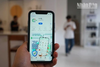 Theo Chính phủ Thái Lan, chỉ trong nửa ngày đầu mở đăng ký, hơn 10,5 triệu người đã nộp đơn qua ứng dụng Thang Rath để xin hỗ trợ 10.000 baht thông qua ví kỹ thuật số. (Ảnh: ĐINH TRƯỜNG)