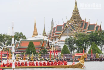 [Ảnh] Ngoạn mục lễ rước thuyền Hoàng gia trên sông Chao Phraya ở Bangkok