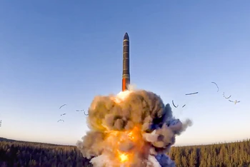 Một vụ thử tên lửa đạn đạo xuyên lục địa ở Plesetsk, Nga. Ảnh: AP