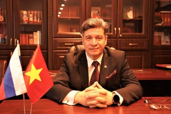 Giáo sư, Tiến sĩ khoa học Vladimir Kolotov.