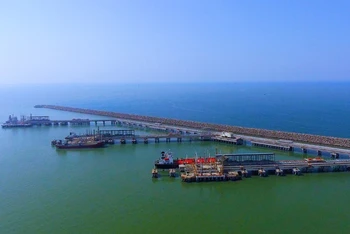 Xuất bán sản phẩm xăng dầu bằng đường biển của BSR tại khu kinh tế Dung Quất.