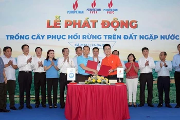 Các đơn vị dầu khí ký thỏa thuận với Viện Khoa học lâm nghiệp nam bộ, Sở NN&PTNT tỉnh Cà Mau trồng mới 40 ha rừng và 250.000 cây xanh trên địa bàn tỉnh. 