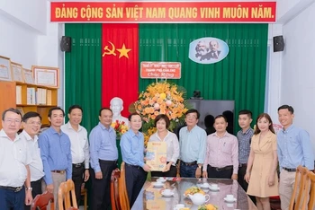 Bí thư Thành ủy Cần Thơ Nguyễn Văn Hiếu và các đại biểu thăm, chúc mừng cán bộ, phóng viên Báo Nhân Dân.