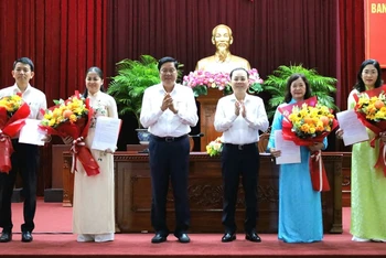 Lãnh đạo Thành ủy Cần Thơ tặng hoa chúc mừng các đồng chí được chỉ định tham gia Ban Chấp hành Đảng bộ thành phố.