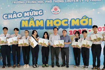 Đại diện Báo Nhân Dân và lãnh đạo, học sinh Trường chuyên Lý Tự Trọng.