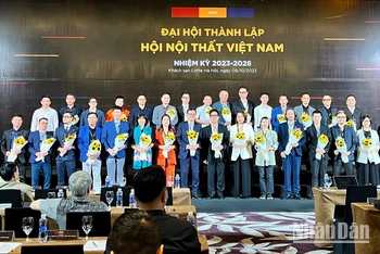 Các thành viên Ban Chấp hành Hội Nội thất Việt Nam nhiệm kỳ 2023-2028 ra mắt tại Đại hội.