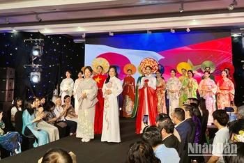 Màn trình diễn tôn vinh vẻ đẹp văn hoá qua áo dài Việt Nam và kimono Nhật Bản