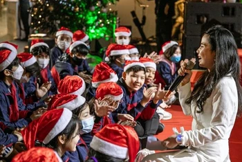 Sự kiện "Ngôi làng Giáng sinh" đã mang nghệ thuật và niềm vui đến với nhiều thiếu nhi Việt Nam (Ảnh: JW Marriott Hà Nội)