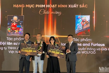 Tổng Biên tập Báo Nhân Dân Lê Quốc Minh và Nghệ sĩ Nhân dân Phạm Ngọc Tuấn trao giải cho hai tác phẩm Phim hoạt hình xuất sắc.