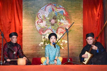 Ca nương Đinh Thị Vân biểu diễn tiết mục “Đào hồng đào tuyết” tại sự kiện.