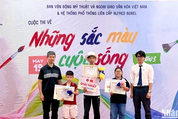 3 "hoạ sĩ nhí" được vinh danh với giải Nhất cuộc thi vẽ "Những sắc màu cuộc sống" lần thứ 3.