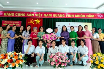 Đại diện giáo viên và học sinh Trường THPT Cẩm Thủy 2 nhận áo dài do Câu lạc bộ Di sản áo dài Việt Nam trao tặng. (Ảnh: Ban tổ chức)