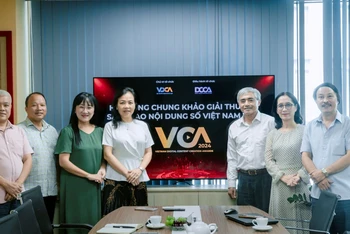 Các thành viên Hội đồng Giám khảo và Ban Tổ chức Giải thưởng VCA 2024 tại cuộc họp chung khảo.