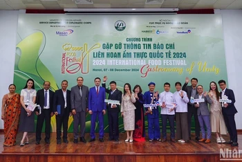 Các đại biểu trong nước và quốc tế dự họp báo Liên hoan Ẩm thực quốc tế 2024 tại Hà Nội.