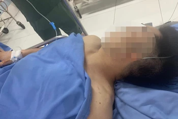 Thiếu tá Dương Xuân Kiệm bị trọng thương phải đưa vào bệnh viện cấp cứu. 