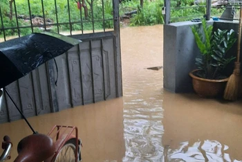 Nước ngập vào nhà dân trong ngõ 200, tổ 13, phường Sông Cầu, thành phố Bắc Kạn. 