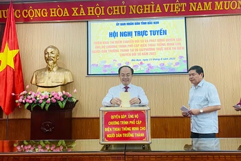 Các đại biểu tham dự lễ phát động quyên góp, ủng hộ cho chương trình. 