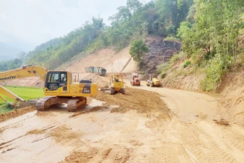 Thi công dự án đường thành phố Bắc Kạn đi hồ Ba Bể, kết nối sang Na Hang, tỉnh Tuyên Quang. (Ảnh: HƯƠNG LAN).