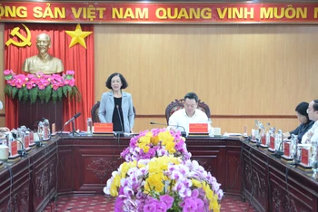 Đồng chí Trương Thị Mai phát biểu tại buổi làm việc. (Ảnh: TUẤN SƠN)