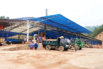 Hoạt động sản xuất gạch tại Nhà máy gạch Tuynel Hà Vị, Bạch Thông. (Ảnh: HƯƠNG DỊU).