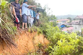 Lãnh đạo tỉnh Bắc Kạn kiểm tra vị trí nguy cơ sạt lở đất tại xã Xuân Dương, huyện Na Rì. (Ảnh: THU TRANG)