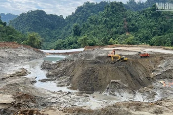 Hơn 1.000m3 bùn thải chảy qua vị trí vỡ đập để lại một lòng hố sâu trong giữa hồ chứa số 1. (Ảnh: TUẤN SƠN)