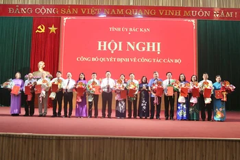 Lãnh đạo tỉnh Bắc Kạn trao quyết định, tặng hoa chúc mừng các cán bộ nhận vị trí công tác mới. (Ảnh: TUẤN SƠN). 