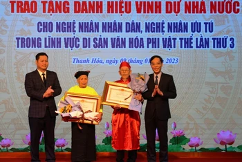 Thừa ủy quyền của Chủ tịch nước, lãnh đạo tỉnh Thanh Hóa trao vinh dự Nhà nước: Nghệ nhân nhân dân cho 2 cá nhân ở Thanh Hóa.