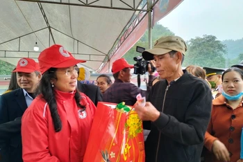 Phó Chủ tịch Trung ương Hội Chữ thập đỏ Việt Nam tặng quà Tết cho hộ có hoàn cảnh khó khăn.