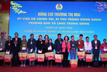 Bí thư Trung ương Đảng, Trưởng Ban Tổ chức Trung ương cùng lãnh đạo tỉnh Thanh Hóa tặng quà Tết cho công nhân lao động ở Khu công nghiệp Hoàng Long.