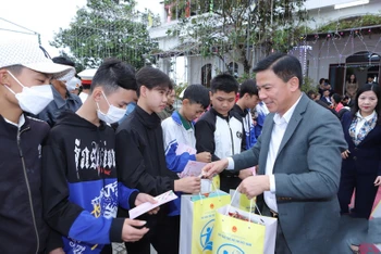 Lãnh đạo tỉnh Thanh Hóa trao tặng quà Tết cho học sinh ở giáo xứ Phúc Lãng.