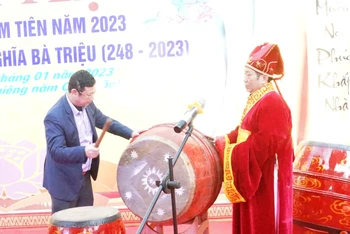 Lãnh đạo huyện Triệu Sơn đánh trống khai hội.