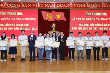 Lãnh đạo Tỉnh ủy, Ủy ban nhân dân tỉnh Thanh Hóa trao tặng Bằng khen cho các học sinh đoạt giải quốc gia.